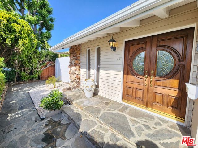 8130 Grimsby Avenue, Los Angeles CA: https://media.crmls.org/mediaz/edcee676-e29f-4648-bde8-b55d017b38b8.jpg