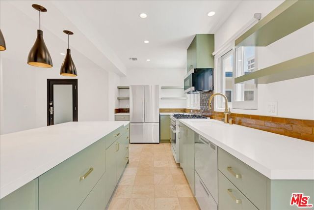 210 S Hamilton Drive, Beverly Hills CA: https://media.crmls.org/mediaz/edcf2b1f-207d-44e6-b8bb-f5270e6d0f28.jpg