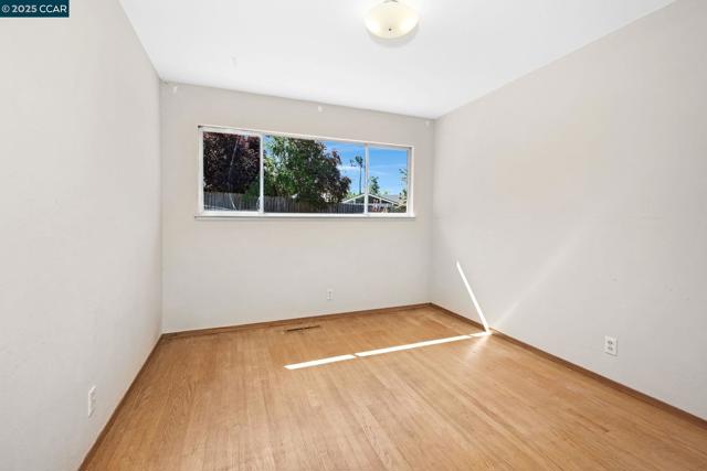 5 Dickenson Dr, Moraga CA: https://media.crmls.org/mediaz/edcfff0b-3cdb-4ad7-902b-9109cb235eb9.jpg