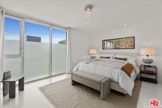 7917 Willoughby Avenue, Los Angeles CA: https://media.crmls.org/mediaz/edd02523-64be-4021-b528-453303341138.jpg