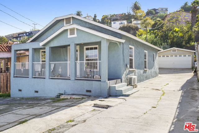 3852 Woolwine Drive, Los Angeles CA: https://media.crmls.org/mediaz/edd13d25-6a59-4b51-8135-0130bac64216.jpg