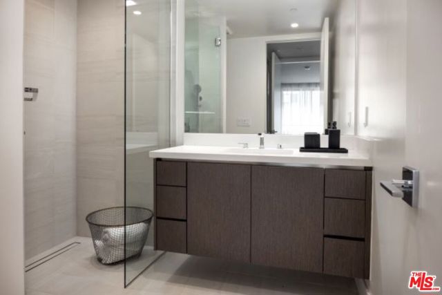 411 S Hamel Road, Los Angeles CA: https://media.crmls.org/mediaz/edd1fc33-74ae-41ef-a516-5e3d7887c99a.jpg