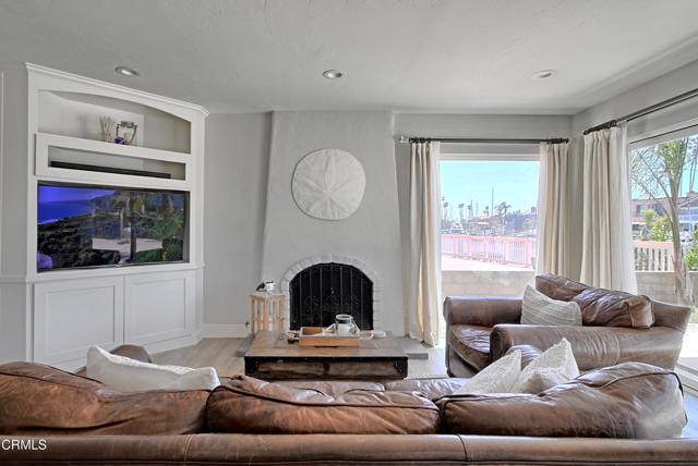 2965 Surfrider Avenue, Ventura CA: https://media.crmls.org/mediaz/edd20ae5-ab2c-484c-87d7-d68ae4916edc.jpg