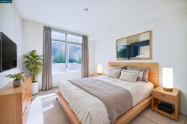 2655 Bush, San Francisco CA: https://media.crmls.org/mediaz/edd22315-d6ac-433b-a8bb-813041bebdfe.jpg