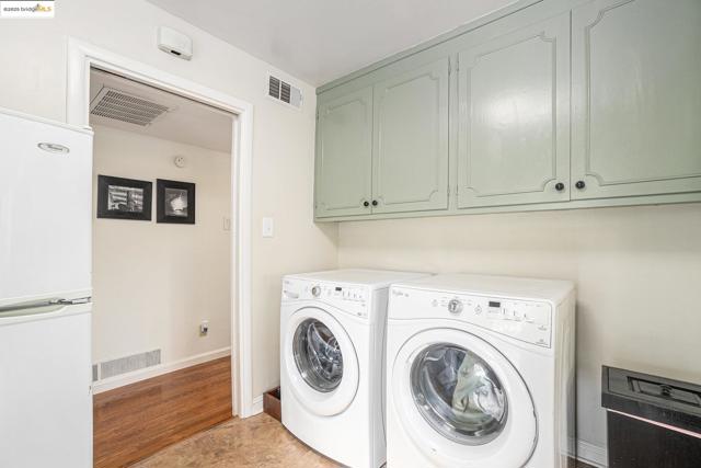 210 Delta Ave, Brentwood CA: https://media.crmls.org/mediaz/edd340d2-34c4-4fb4-becc-7a16bb7f6432.jpg