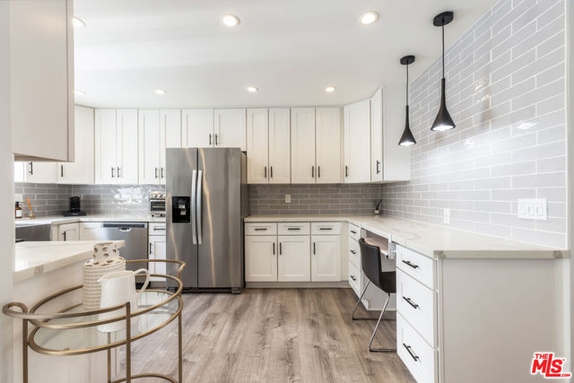 11828 Goshen Avenue, Los Angeles CA: https://media.crmls.org/mediaz/edd37260-6aeb-4eef-8500-5ca0d1a5d3bd.jpg