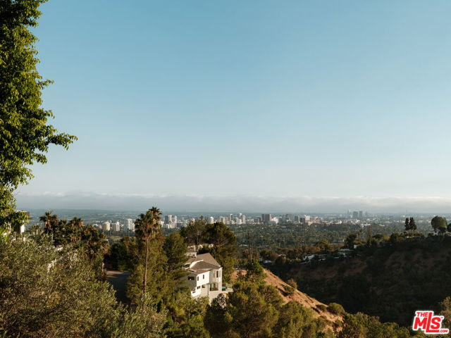 1705 Summitridge Drive, Beverly Hills CA: https://media.crmls.org/mediaz/edd385c7-6142-4397-bd7f-3e9824b18789.jpg