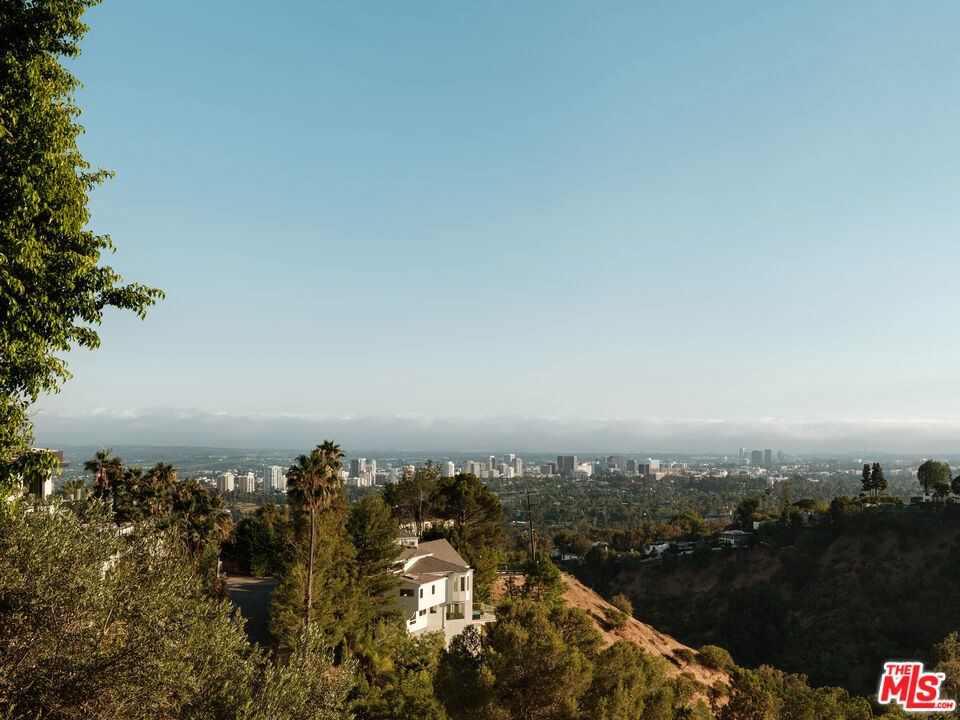 https://media.crmls.org/mediaz/edd385c7-6142-4397-bd7f-3e9824b18789.jpg?preset=X-Large