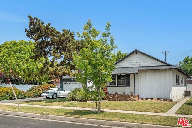 15241 Septo Street, Mission Hills (San Fernando) CA: https://media.crmls.org/mediaz/edd38b00-26e9-405d-90c0-d54a0048b88e.jpg