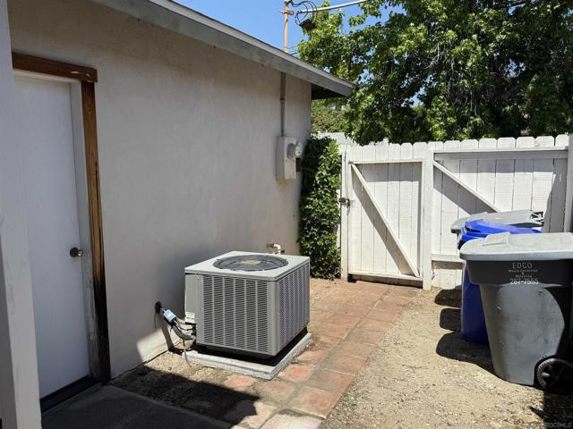 6056 Winfield Ave, La Mesa CA: https://media.crmls.org/mediaz/edd40c44-ad70-44ef-ac8c-adfca9227cda.jpg