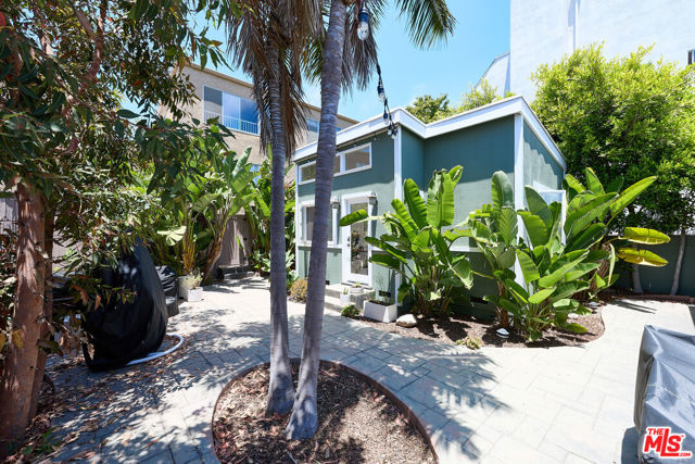 607 Ashland Avenue, Santa Monica CA: https://media.crmls.org/mediaz/edd4523d-9c20-4a5c-97b6-f1cf6551d13a.jpg