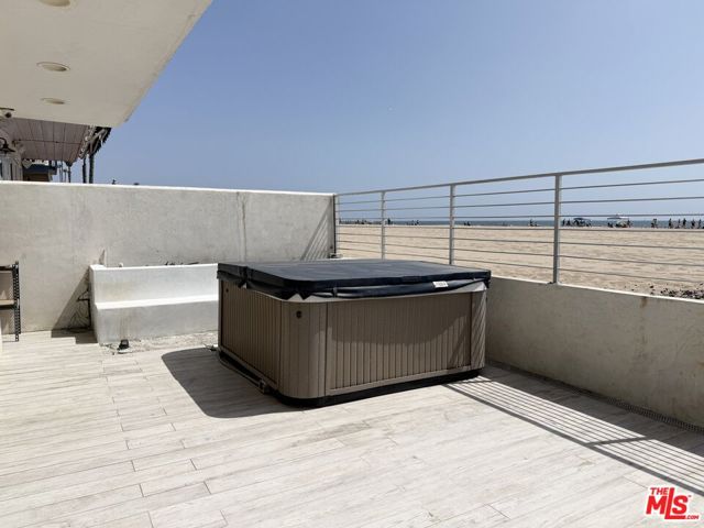 6955 Trolleyway, Playa del Rey CA: https://media.crmls.org/mediaz/edd4eede-4170-4911-922a-b5231af6848d.jpg