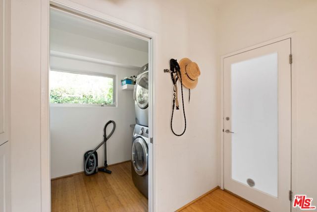 3366 Mandeville Canyon Road, Los Angeles CA: https://media.crmls.org/mediaz/edd517c2-9211-49a4-a9e3-746a0251bbb4.jpg