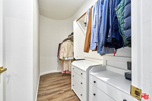 333 Westminster Avenue, Los Angeles CA: https://media.crmls.org/mediaz/edd7da85-b437-4e6e-86f7-4c0f46b0636a.jpg