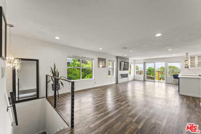 11621 Sunshine Terrace, Studio City CA: https://media.crmls.org/mediaz/edd8459c-ce4a-4321-9fe4-7eecfa937c01.jpg