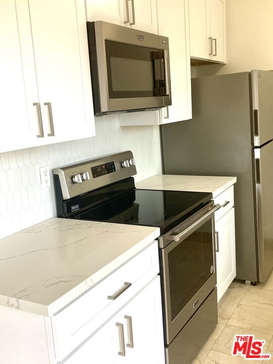 1097 S Bedford Drive, Los Angeles CA: https://media.crmls.org/mediaz/edd8474d-1aaf-499f-be9a-5b943e9eda47.jpg