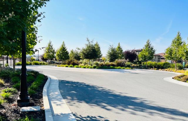 2051 White Oak Drive, Hollister CA: https://media.crmls.org/mediaz/edd89b50-4883-417a-a015-6126d01d6cd7.jpg