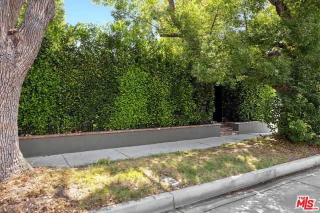 800 N Rose Street, Burbank CA: https://media.crmls.org/mediaz/edd93164-a11c-42dc-aea3-4d7aa0b0f49d.jpg
