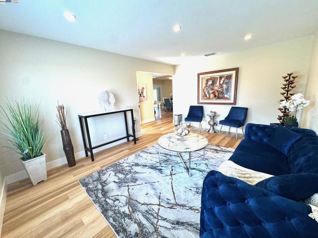 34288 Torrington Pl, Fremont CA: https://media.crmls.org/mediaz/edd9e2e4-de6f-42a9-9303-4d77cf1081c3.jpg