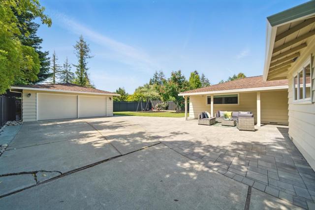 660 Giralda Drive, Los Altos CA: https://media.crmls.org/mediaz/edda09ea-d4c4-4100-bb84-2b6d2477bb9a.jpg