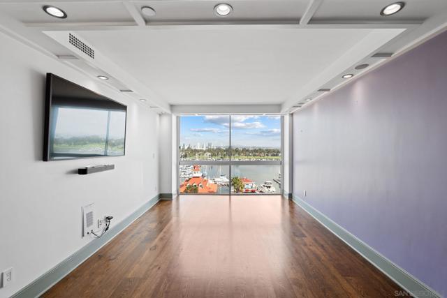 1710 Avenida Del Mundo, Coronado CA: https://media.crmls.org/mediaz/eddac116-b94f-40c0-85bc-cb4a77a1eb2b.jpg