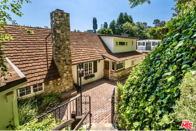 3940 Davana Road, Sherman Oaks CA: https://media.crmls.org/mediaz/eddb2caa-ae94-4d5d-8d41-2304ee5ec052.jpg