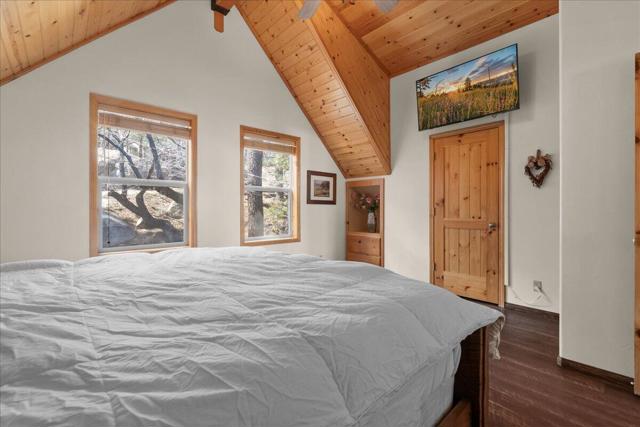 1351 Balsam Drive, Big Bear CA: https://media.crmls.org/mediaz/eddc6236-9438-42f6-91a0-e2b8461d07c6.jpg