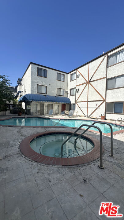 18530 Hatteras Street, Tarzana CA: https://media.crmls.org/mediaz/eddc87bb-75ba-4f81-bfd3-0234655803ce.jpg