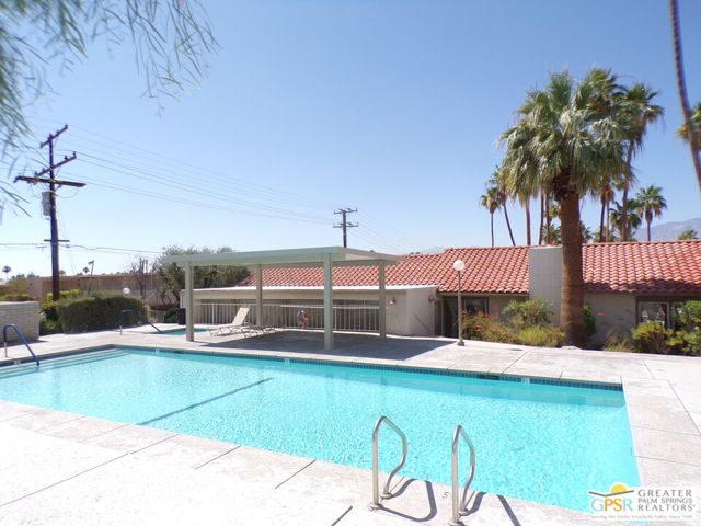 1816 N Mira Loma Way, Palm Springs CA: https://media.crmls.org/mediaz/eddc94c9-889d-4f82-bd12-6ce8cbc74642.jpg