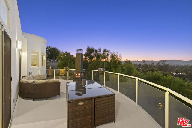 22449 Cass Avenue, Woodland Hills CA: https://media.crmls.org/mediaz/edddb39c-0113-4caa-ae3a-37c810c9e7d3.jpg