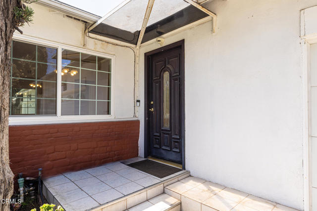 11215 Lull Street, Sun Valley CA: https://media.crmls.org/mediaz/edddbafb-a8ac-4f33-82d6-4d15032379cd.jpg