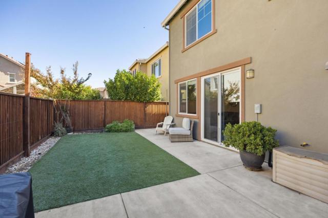 2521 Apricot Way, Gilroy CA: https://media.crmls.org/mediaz/edde4c25-6265-41c5-ab5a-3d16af7aa994.jpg