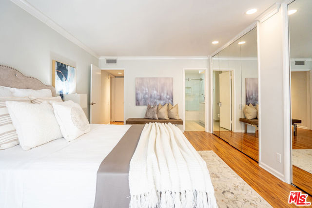 818 S Lucerne Boulevard, Los Angeles CA: https://media.crmls.org/mediaz/edde4c25-a288-4670-a38c-01d616604a9f.jpg