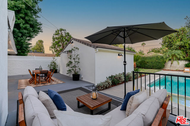 5056 Greenbush Avenue, Sherman Oaks CA: https://media.crmls.org/mediaz/edde6a18-38f1-49e3-8466-703b17733407.jpg