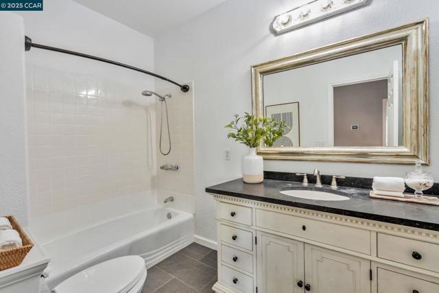 300 Saint Augustine Ct, Benicia CA: https://media.crmls.org/mediaz/eddec932-3110-432b-bae5-a3e57ab0bdb8.jpg