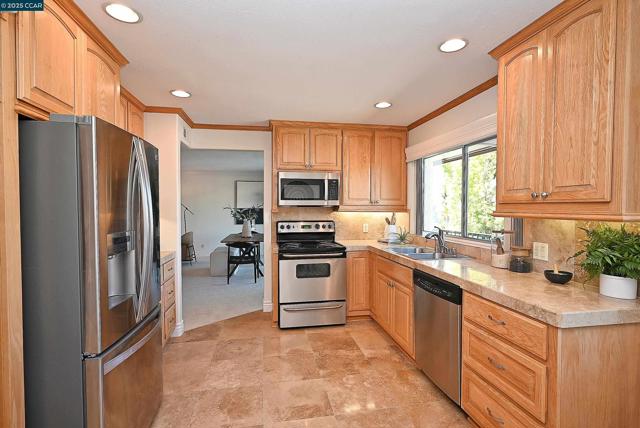 1805 Ptarmigan Dr, Walnut Creek CA: https://media.crmls.org/mediaz/ede1a906-f87e-4d94-8604-b3e073239238.jpg