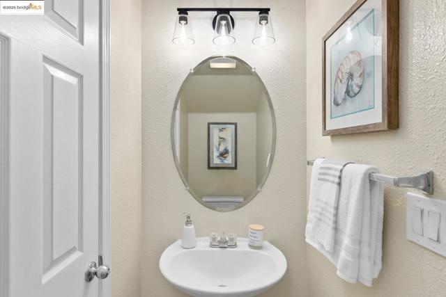 15388 Heron Dr, San Leandro CA: https://media.crmls.org/mediaz/ede36edb-28e8-4e78-ae6a-32be348fcaa8.jpg