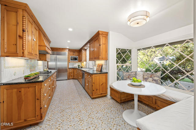 4929 Oakwood Avenue, La Canada Flintridge CA: https://media.crmls.org/mediaz/ede4760e-959c-4840-8eb9-e0ea3ee176a4.jpg
