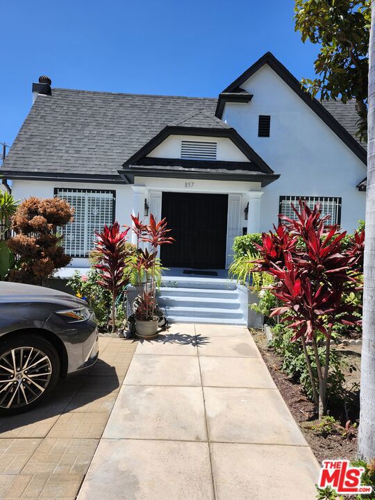 857 S Norton Avenue, Los Angeles CA: https://media.crmls.org/mediaz/ede4e36d-ccbb-41db-8efa-e917bee67b6b.jpg