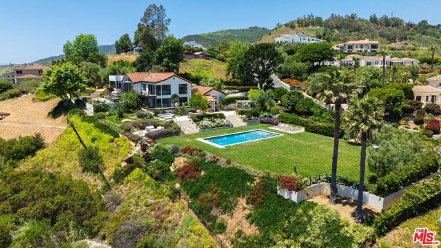 27450 Calicut Road, Malibu CA: https://media.crmls.org/mediaz/ede55850-7693-434f-9e6e-d24b18e71adf.jpg