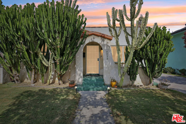 5492 Lewis Avenue, Long Beach CA: https://media.crmls.org/mediaz/ede5e730-1b4f-4523-b1de-7987e855bf3b.jpg