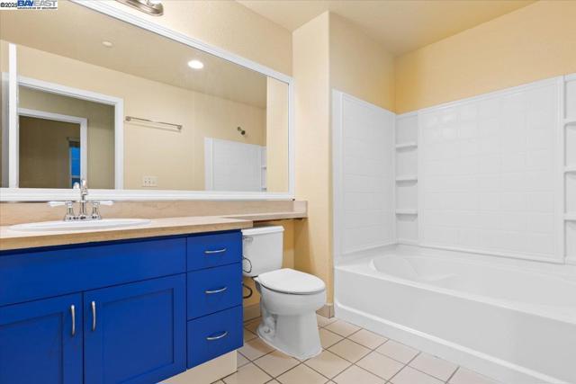 1121 40th Street, Emeryville CA: https://media.crmls.org/mediaz/edea2132-b84d-40b5-a016-03cbf9e021df.jpg