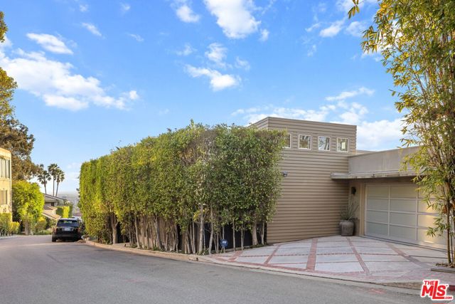 1415 Summitridge Drive, Beverly Hills CA: https://media.crmls.org/mediaz/edeaf3fc-7cbf-4484-90f0-845ea75f386c.jpg