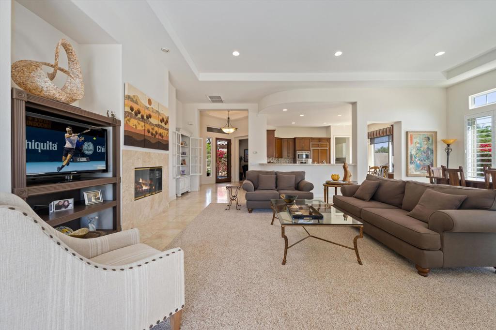 https://media.crmls.org/mediaz/edecd054-dbe9-4b91-8bde-04a881cd0806.jpg?preset=X-Large