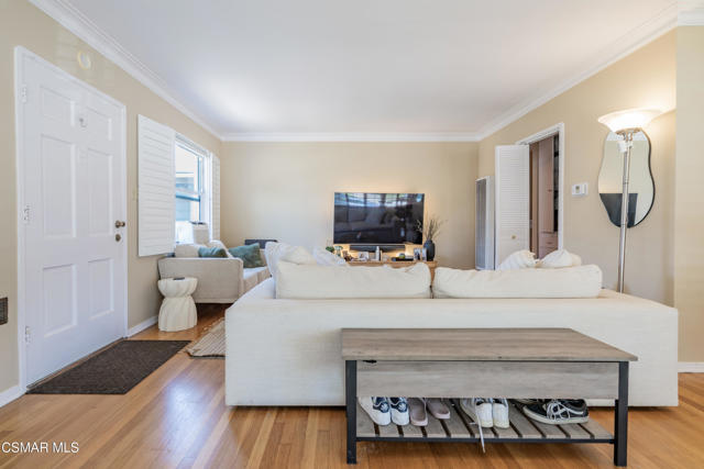5924 Fairfax Avenue, Los Angeles CA: https://media.crmls.org/mediaz/edecdfff-5022-4816-b4c9-a48a97defa29.jpg