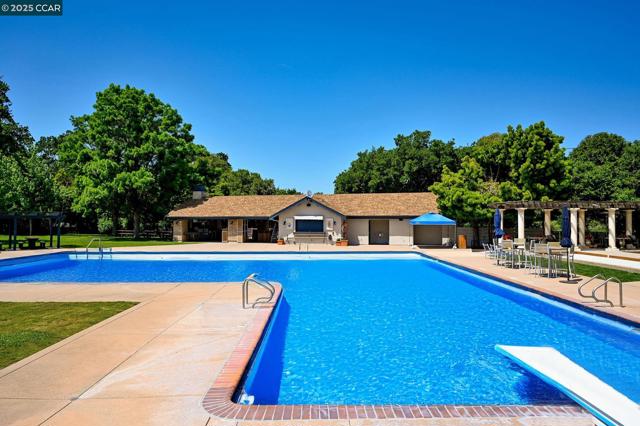 554 Golf Club Road, Pleasant Hill CA: https://media.crmls.org/mediaz/edece328-b775-4bbf-a056-3bab277909ab.jpg