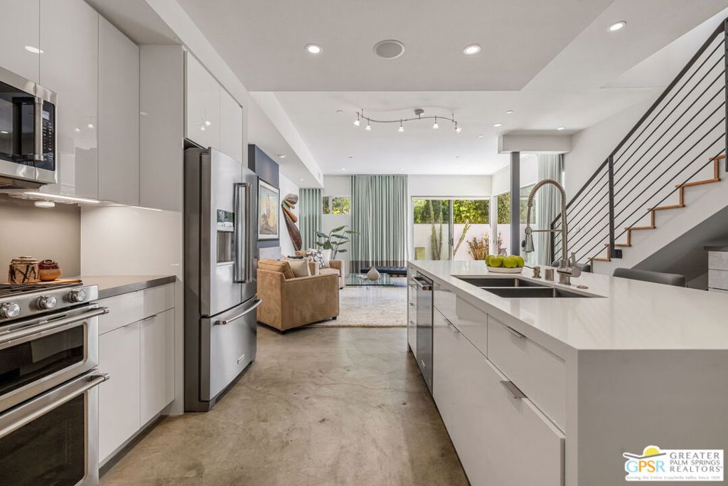 https://media.crmls.org/mediaz/edeced17-3b6d-4432-855f-e0975c5e6a53.jpg?preset=X-Large