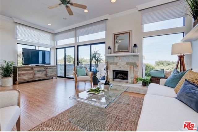 454 Palos Verdes Boulevard, Redondo Beach CA: https://media.crmls.org/mediaz/eded7ff4-b401-4770-a5e1-dd3bb708cb98.jpg