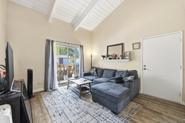 2566 White Oak Pl, Escondido CA: https://media.crmls.org/mediaz/ededc040-7ad7-4c9a-8cf9-09e5cbddaa05.jpg