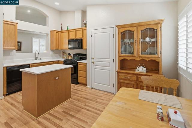 443 Mandarin Cir, Vacaville CA: https://media.crmls.org/mediaz/edee1672-2b68-4518-ba79-e50d3f228c2a.jpg